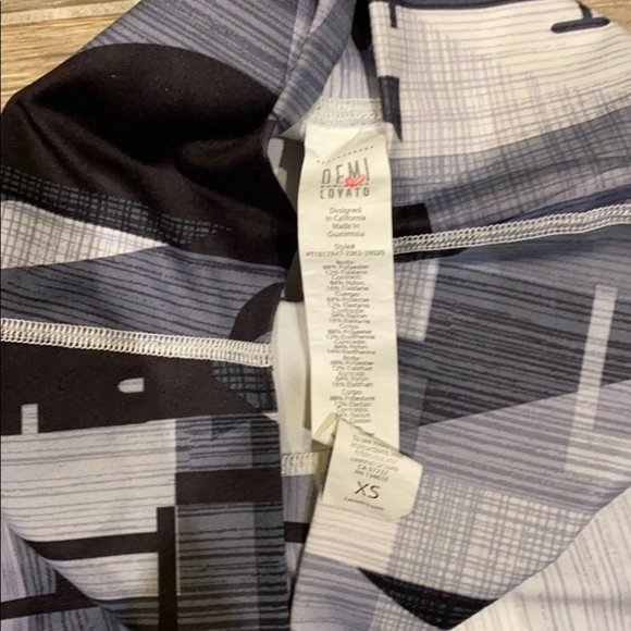 Fabletics Women Grey Demi Lovato Abstract Print Leggings Pants Size XS - Picture 3 of 3